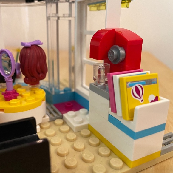 Lego Friends Heartlake Hair Salon (41093) - Picture 8 of 10